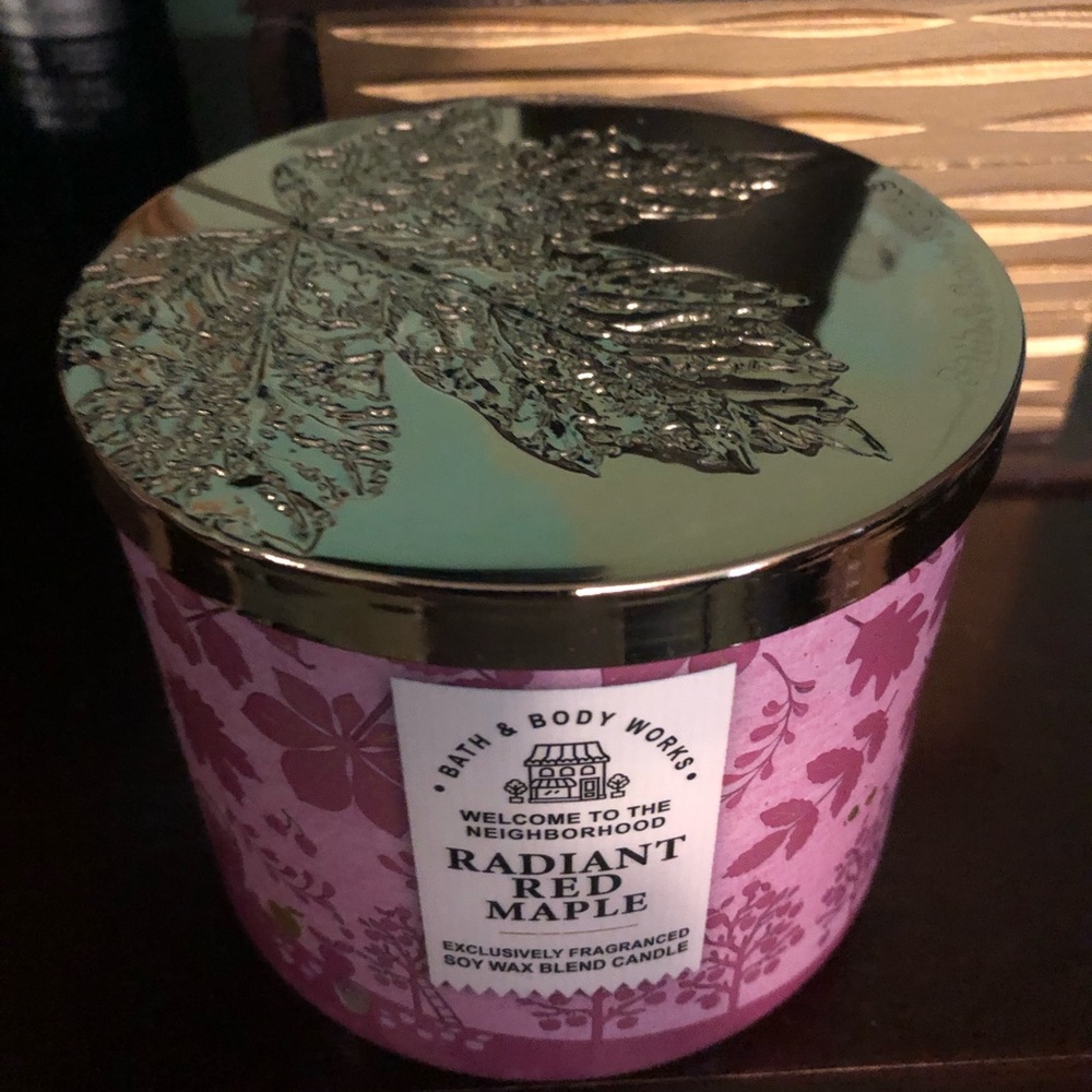 NWT Bath & Body Works Radiant Red Maple ๐ 3 Wick Candle - Picture 2 of 6